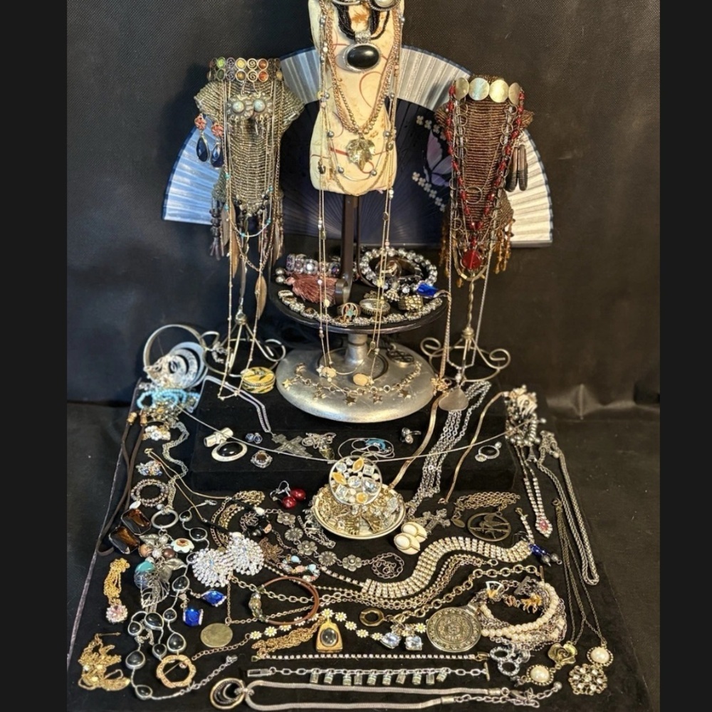 2 LB gold & silver tone jewelry lot~ Necklaces bracelets rings brooches earrings - Picture 4 of 7